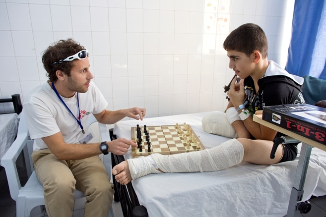 El doctor Ben Gupta juega al ajedrez con su paciente, Malik, en el...