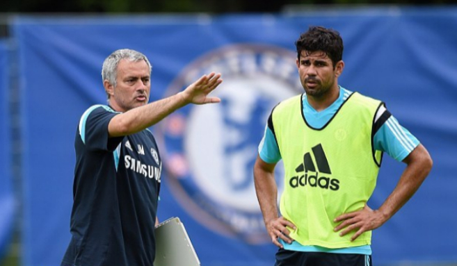 Jos Mourinho da instrucciones a Diego Costa durante una sesin de...
