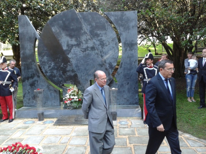 El alcalde Ibon Areso y el diputado general Jos Luis Bilbao, junto...