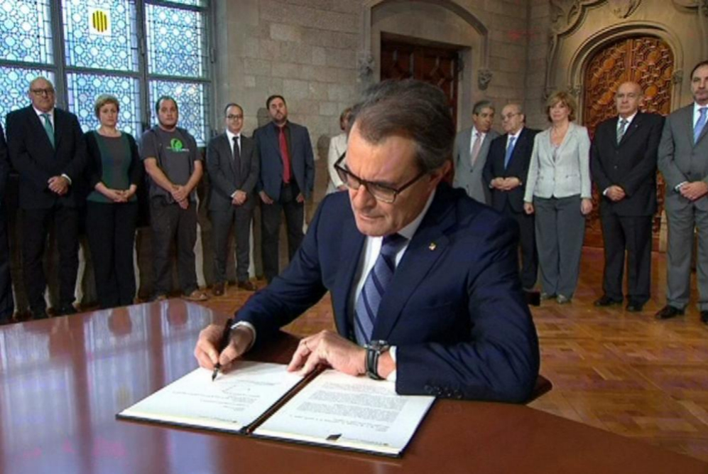 Artur Mas en el momento en el que firma el decreto de convocatoria de...