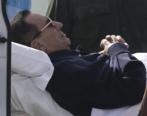 Hosni Mubarak es trasladado al tribunal.