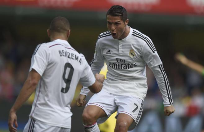 Cristiano Ronaldo celebra su segundo gol con Benzema, artfice de la...