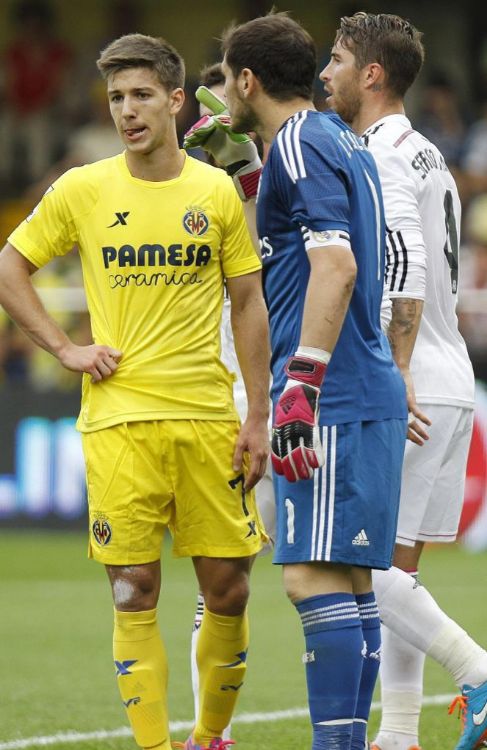 Casillas ordena la defensa del Madrid en El Madrigal.