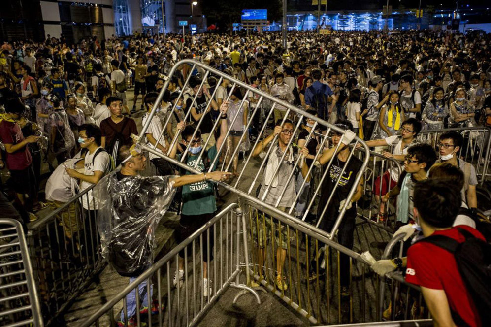 Los manifestantes se organizan y montan barricadas con el mobiliario...