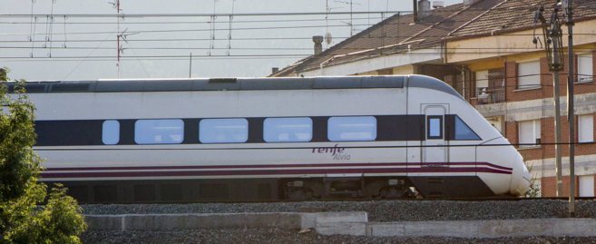 Un tren Alvia, de velocidad alta pero no un AVE, circula en Euskadi.