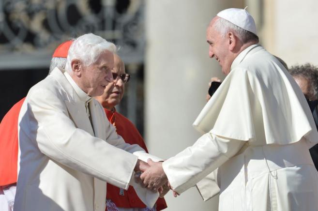 Francisco y Benedicto XVI se saludan este domingo, en el Vaticano.