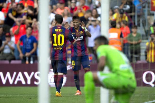 Messi y Neymar celebran uno de los goles conseguidos ante el Granada.