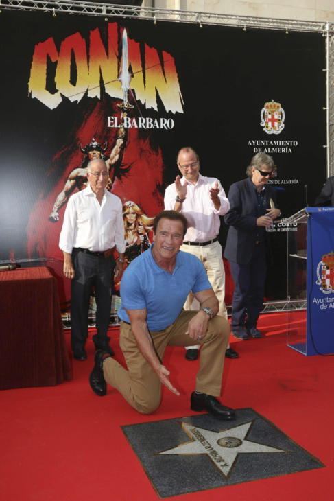 Arnol Schwarzenegger descubre su estrella en el Paseo de la Fama.