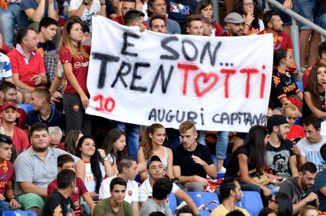 Aficionados de la Roma felicitan, el sbado, con una pancarta a Totti...