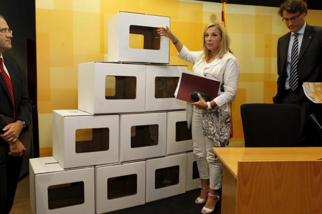 Joana Ortega posa con algunas de las urnas que se utilizatrn en la...