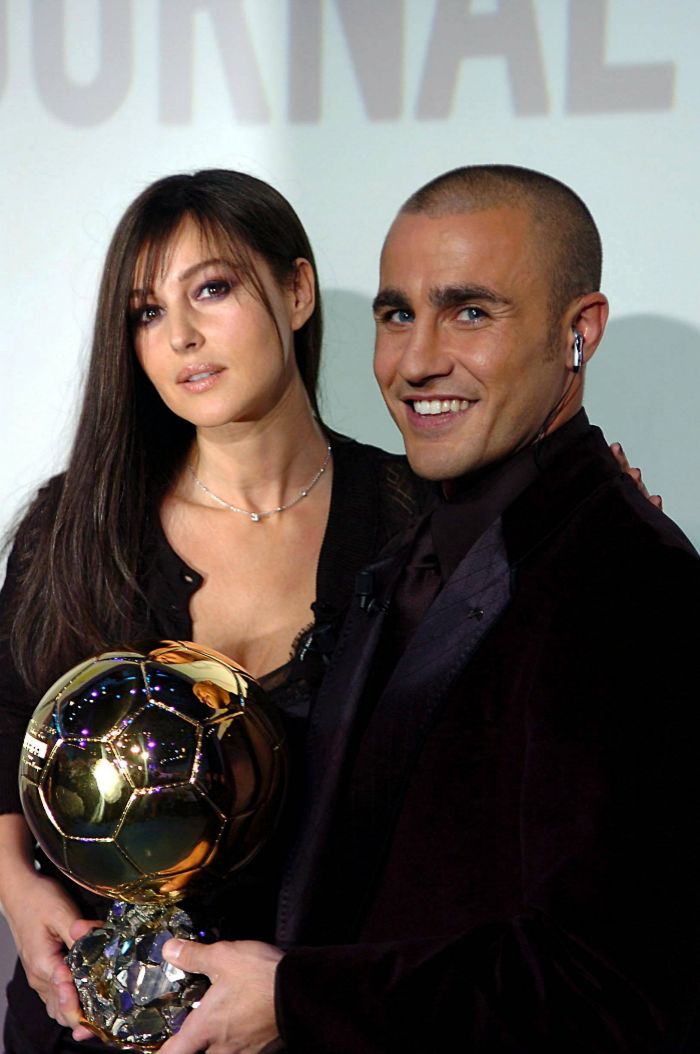 El futbolista italiano, Fabio Cannavaro, recibe el bal de Oro de la...