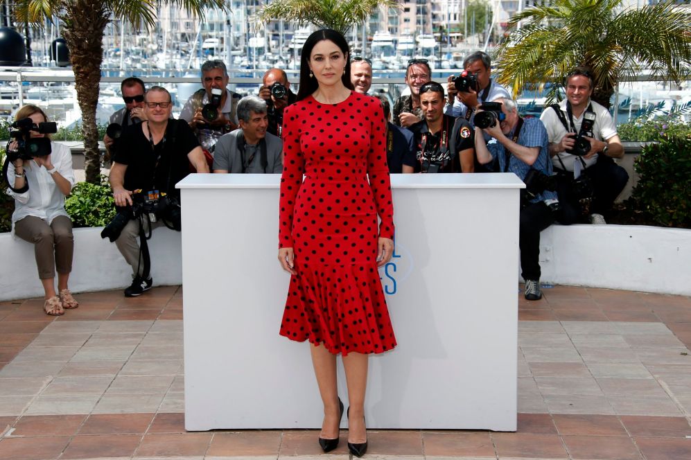 La actriz y modelo posa durante el Festival de Cannes con un vestido...