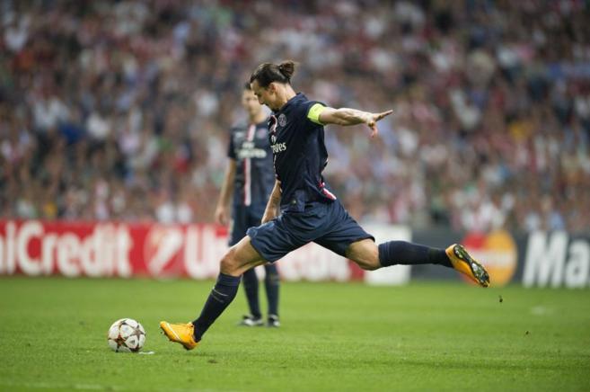 Ibrahimovic lanza una falta durante el partido ante el Ajax.