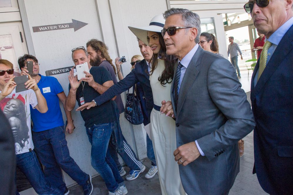 George Clooney y Amal Alamuddin, ya como marido y mujer, abandonan...
