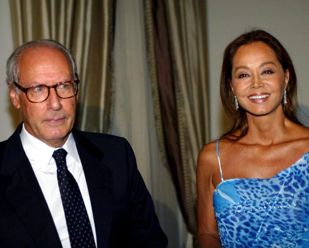 Miguel Boyer posa con su esposa, Isabel Preysler, en un evento en...