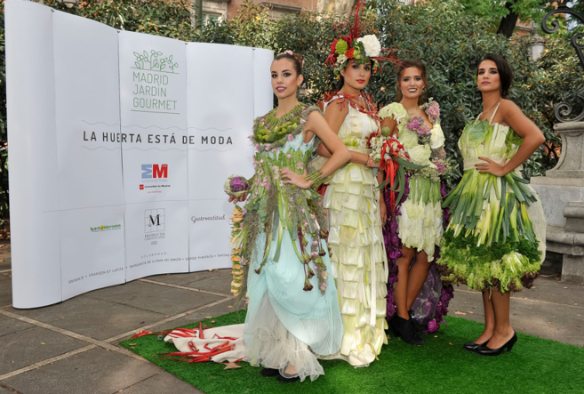 Cuatro modelos desfilaron ayer con trajes vegetales durante el...