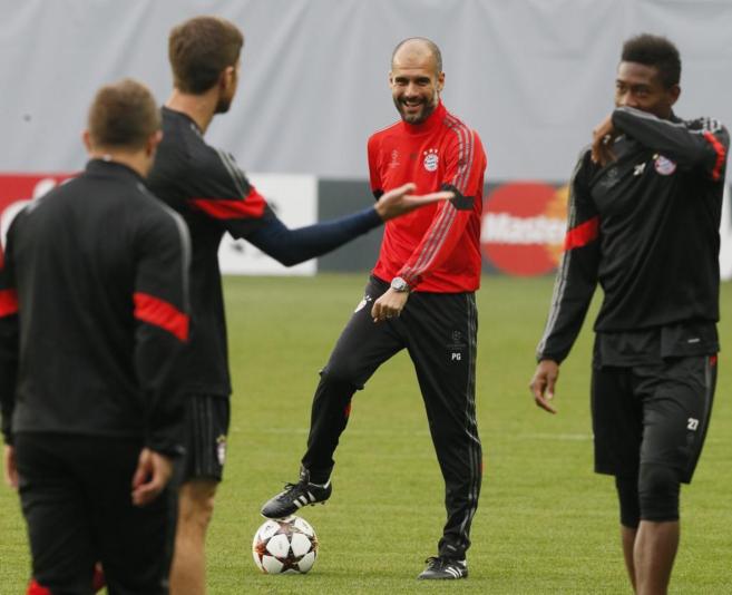 Guardiola sonre durante el entrenamiento con el Bayern.