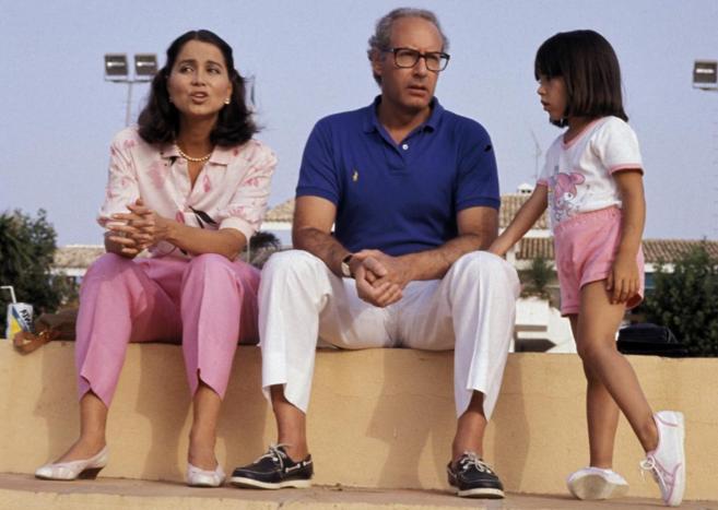 Isabel Preysler y Miguel Boyer junto a su hija Ana, durante unas...