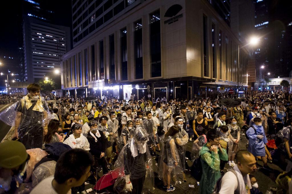 Cientos de manifestantes protestan enfrente de uno... | Internacional ...