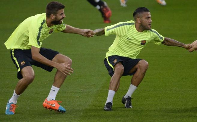Piqu y Alves, ayer, durante el entrenamiento del Barcelona en...