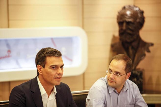 Pedro Snchez y Csar Luena en una reunin en la sede del PSOE en...