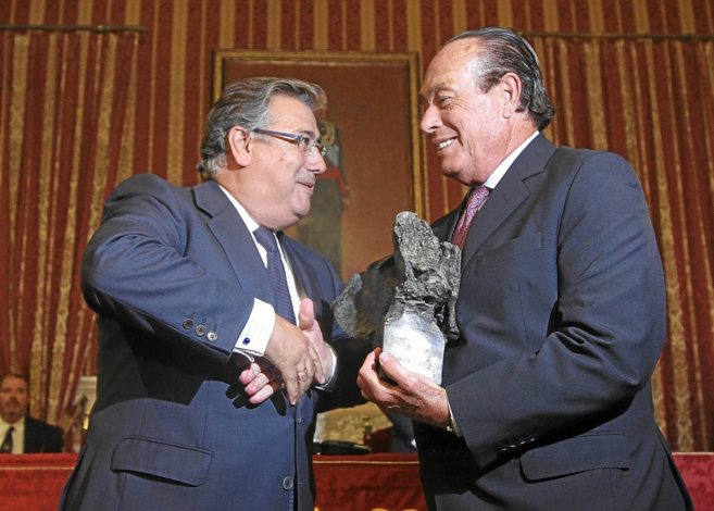 Curro Romero recibe el II Premio Taurino del Ayuntamiento de manos del...