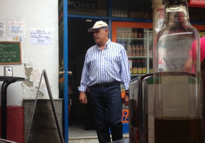 El exconsejero Ojeda sale de un establecimiento en Sanlúcar de...