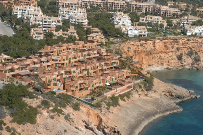 Imagen de edificios de viviendas a pie de playa en Mallorca.