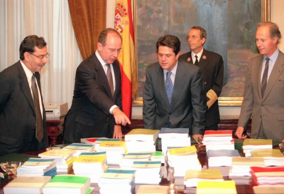 Rodrigo Rato, ministro de Economa en 1998, presenta a Federico...