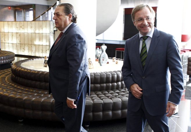 El conseller de Hacienda, Juan Carlos Moragues, junto al presidente de...