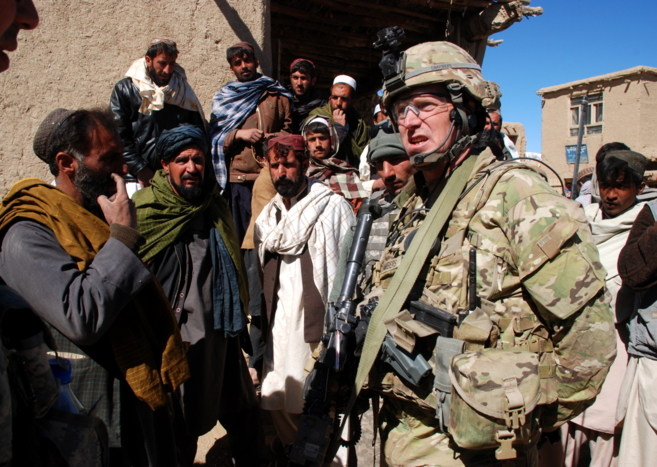 Un soldado estadounidense habla con diversos afganos en la provincia...