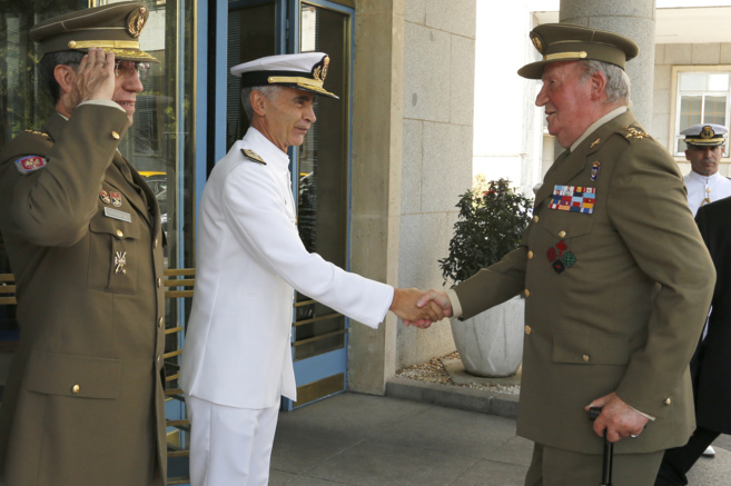 Don Juan Carlos saluda al jefe de Estado Mayor de la Armada, almirante...