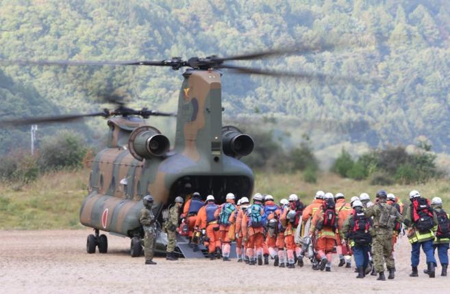 Los miembros de rescate embarcan en un helicptero para subir a la...