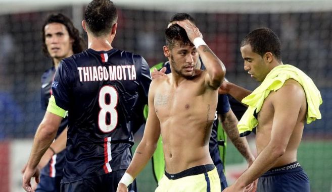 Neymar se lamenta tras perder el partido ante el PSG.