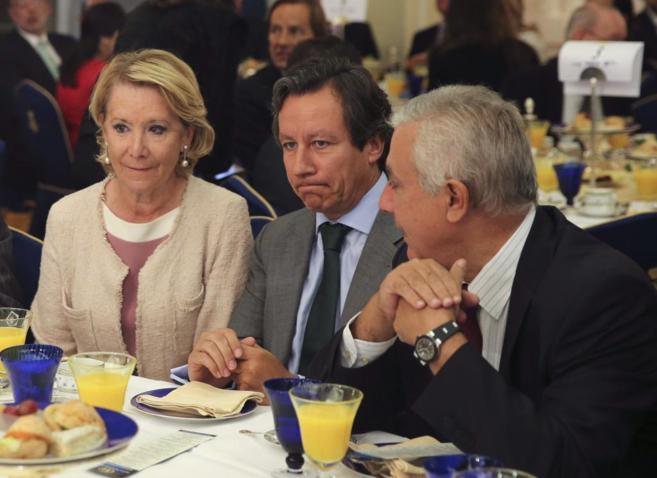 Aguirre, junto a Alfonso Alonso y Javier Arenas en el desayuno de...