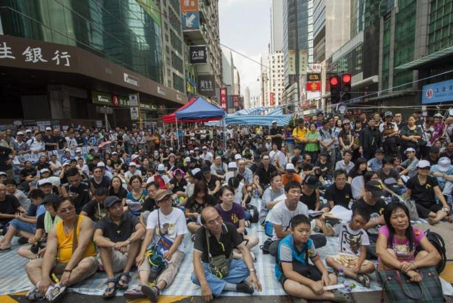 Activistas prodemocracia se congregan en el centro de Hong Kong.