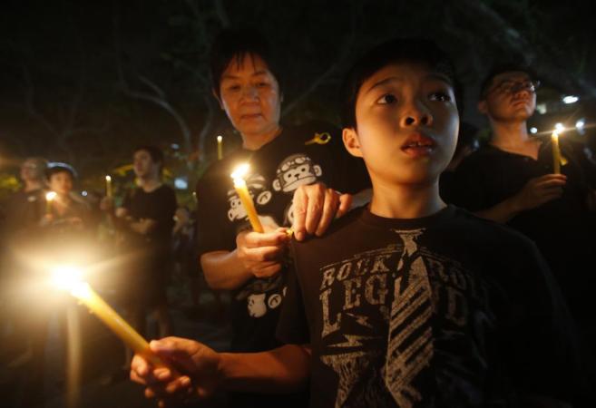 Dos manifestantes de 'Occupy Central', con velas en las...