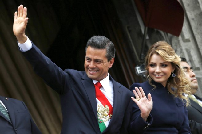 Anglica Rivera junto al presidente Enrique Pea Nieto en un desfile...