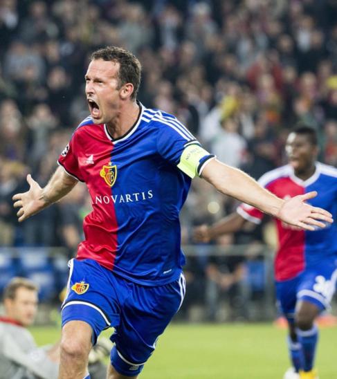 Streller celebra el gol que dio los tres puntos al Basilea.