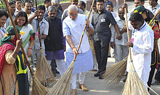 Modi, primer ministro indio, limpia las calles de Nueva Delhi.