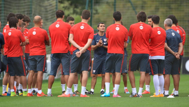 Ernesto Valverde habla con sus jugadores durante el entrenamiento de...