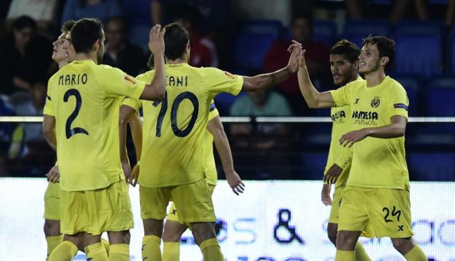 Los jugadores del Villarreal celebran un tanto de Espinosa.