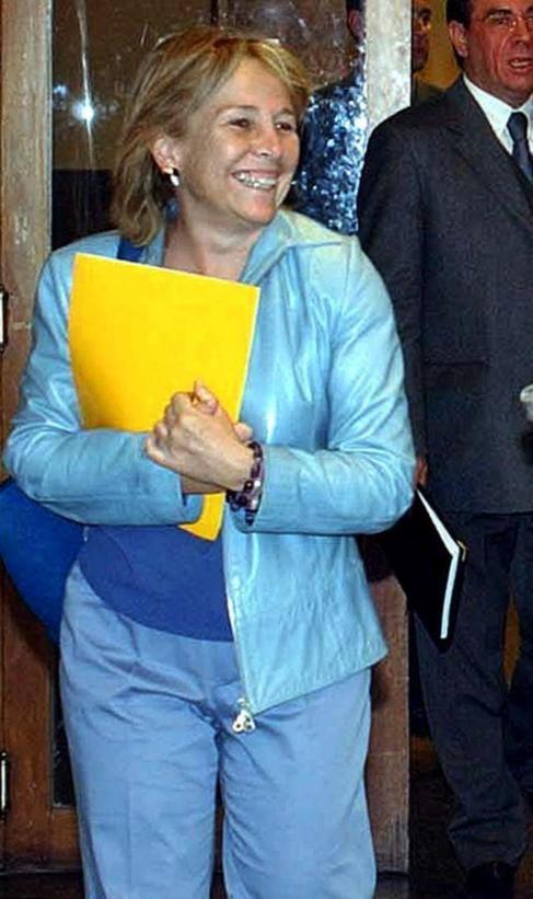 Carmen Cafranga, con una carpeta amarilla sonriendo.