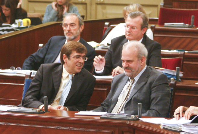 Antich, en una sesin parlamentaria de 2008 con el conseller del que...