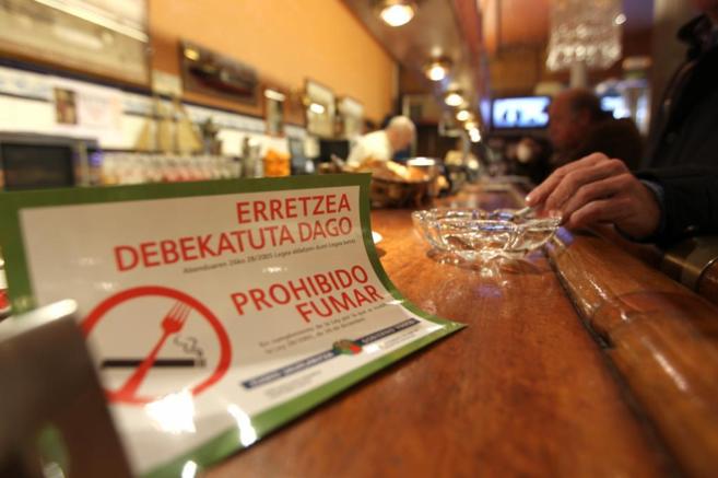 Un cartel de prohibido fumar en un bar de Bilbao.