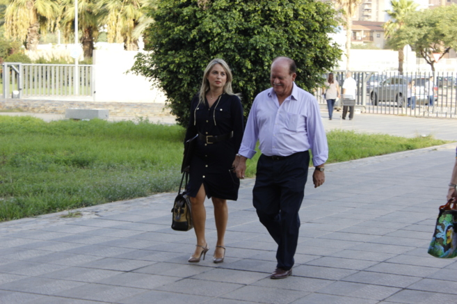 El ex alcalde del PP, Adelino Santamara, camino del juzgado junto a...