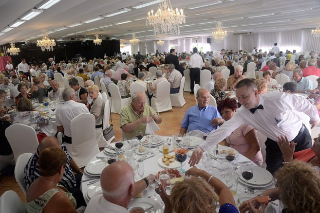 Saln Europa abarrotado, en la comida homenaje a las personas mayores...