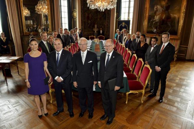El Gobierno sueco posan junto al rey (izq), la princesa Victoria y el...