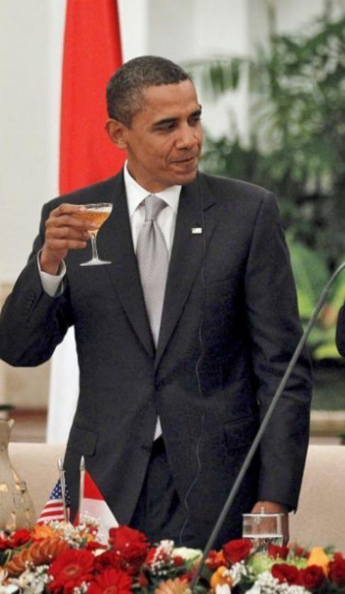 Foto de archivo. Barack Obama brinda en una visita a Indonesia.