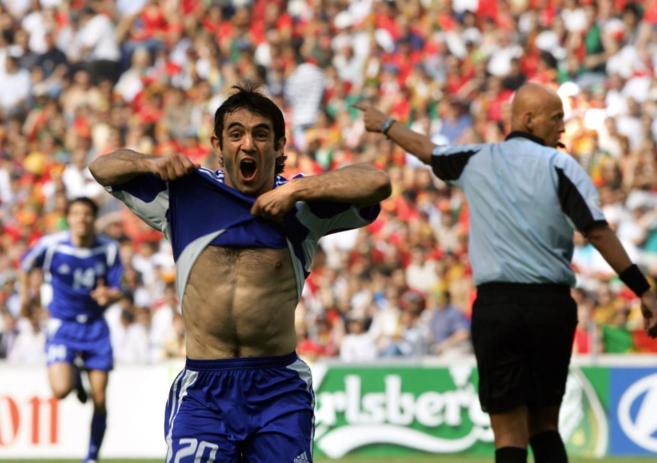 Karagounis celebra un gol en la Europa del 2004 con Grecia.